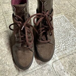 Tsubo brown suede High-Top Sneakers with Red Interior size 6